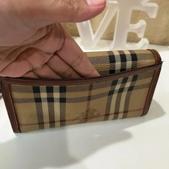 Burberrys Vintage Bifold Wallet - Picture 13 of 16